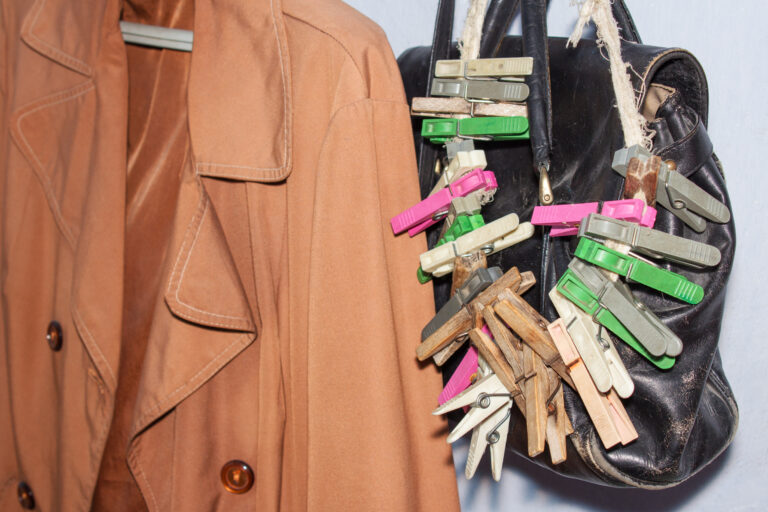 Accessoires_old-things-on-a-hanger-2025-10-12-02-58-19-utc