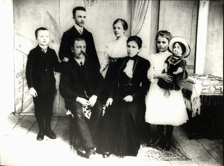 Urgroßeltern mit Familie